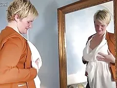 Рагавой галандскай хатняя гаспадыня гуляе са сваей цацкай