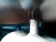 Спелыя Азіі едзе ў машыне