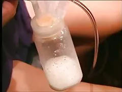 Сэксуальны доўгавалосы latina двайныя помпы малако з яе грудзей набраклі